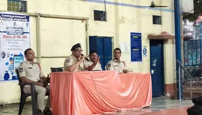 సైబర్ నేరాలపై ప్రతి ఒక్కరూ అవగాహన పెంచుకోవాలి సైబర్ నేరాలపై ప్రతి ఒక్కరూ అవగాహన పెంచుకోవాలి