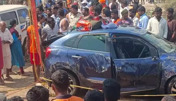 సాగర్ కాల్వలోకి దూసుకెళ్లిన కారు.. భార్య మృతి.. లభించని భర్త ఆచూకి..! సాగర్ కాల్వలోకి దూసుకెళ్లిన కారు.. భార్య మృతి.. లభించని భర్త ఆచూకి..!