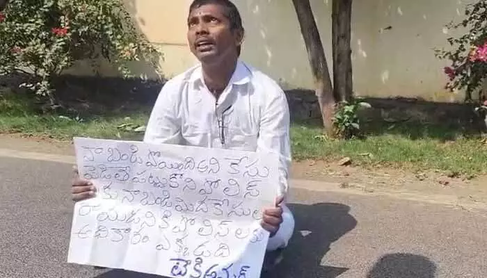 బైక్ పోయిందని కేసు పెడితే దిక్కుల లేదు కానీ చలాన్లు వేస్తారా? బెజవాడలో వ్యక్తి వింత నిరసన బైక్ పోయిందని కేసు పెడితే దిక్కుల లేదు కానీ చలాన్లు వేస్తారా? బెజవాడలో వ్యక్తి వింత నిరసన