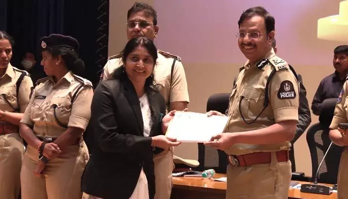 నగర చరిత్రలో తొలిసారిగా ‘ఎక్స్ట్రా మైల్’ పురస్కారాలు.. సీపీ సజ్జనార్ కీలక వ్యాఖ్యలు నగర చరిత్రలో తొలిసారిగా ‘ఎక్స్ట్రా మైల్’ పురస్కారాలు.. సీపీ సజ్జనార్ కీలక వ్యాఖ్యలు
