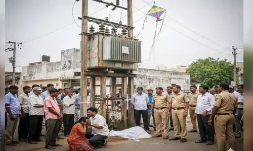 Tragedy: నగరంలో తీవ్ర విషాదం.. పతంగి తీసిన చిన్నారి ప్రాణం