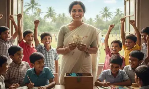 ఫోన్ వదిలేస్తే బహుమతిగా రూ. 10,000 నగదు.. ఓ టీచర్ మాస్టర్ ప్లాన్!