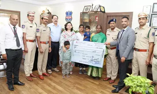 హోంగార్డు కుటుంబానికి చేయూత.. రూ. 34 లక్షల బీమా అందజేత