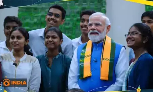 టెక్నాలజీకి బానిసలవ్వొద్దు.. విద్యార్థులకు మోడీ సలహా