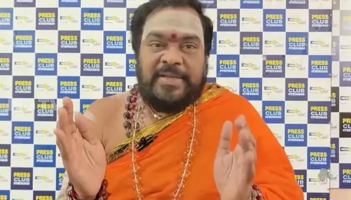 చినజీయర్ స్వామి హిందూ సమాజానికి క్షమాపణ చెప్పాలి.. శివ పీఠాధిపతి శివస్వామి ఫైర్ చినజీయర్ స్వామి హిందూ సమాజానికి క్షమాపణ చెప్పాలి.. శివ పీఠాధిపతి శివస్వామి ఫైర్