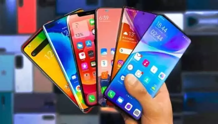 స్మార్ట్ఫోన్ ప్రియులకు కలిసిరాని కొత్త సంవత్సరం.. 2026 లో ధరల మోతకు అసలు కారణాలు ఇవే! స్మార్ట్ఫోన్ ప్రియులకు కలిసిరాని కొత్త సంవత్సరం.. 2026 లో ధరల మోతకు అసలు కారణాలు ఇవే!