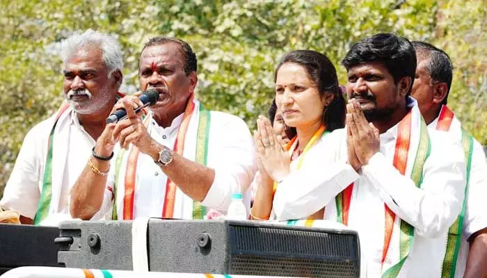 పూటకో పార్టీ మారే వారిని గెలిపిస్తే మనకే నష్టం: మంత్రి కోమటిరెడ్డి పూటకో పార్టీ మారే వారిని గెలిపిస్తే మనకే నష్టం: మంత్రి కోమటిరెడ్డి