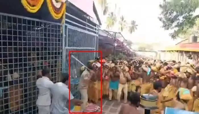 శ్రీశైలంలో శివ స్వాముల ఆందోళన.. పుణ్యక్షేత్రంలో అధికారుల తీరుపై ఆగ్రహం శ్రీశైలంలో శివ స్వాముల ఆందోళన.. పుణ్యక్షేత్రంలో అధికారుల తీరుపై ఆగ్రహం