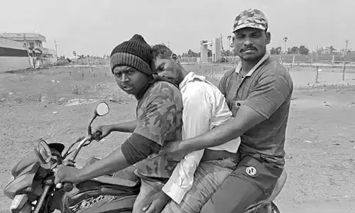 రాష్ట్రంలో హృదయ విదారక ఘటన.. బైకుపై మృతదేహంతో పదికిలోమీటర్ల ప్రయాణం