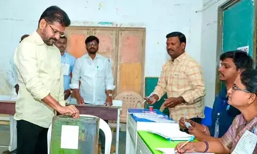 కొనసాగుతోన్న మున్సిపల్ ఎన్నికల పోలింగ్.. కొండంగల్‌లో ఓటేసిన సీఎం రేవంత్ రెడ్డి