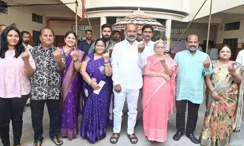 Municipal Elections: కుటుంబంతో కలిసి ఓటు వేసిన కేంద్ర మంత్రి బండి సంజయ్.. ఓటర్లకు కీలక పిలుపు!