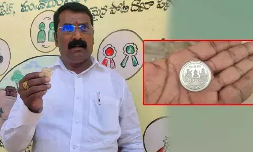 ఓటర్లకు మస్కా.. నకిలీ వెండి కాయిన్స్ పంచిన అభ్యర్థి!