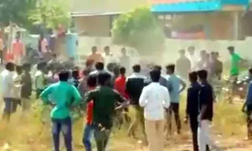 అరటి పండ్ల విషయంలో విద్యార్థుల ఘర్షణ.... ఉద్రిక్తత