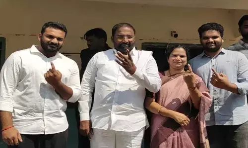 ఓటు హ‌క్కును వినియోగించుకున్న మంత్రి వాకిటి శ్రీహ‌రి దంప‌తులు