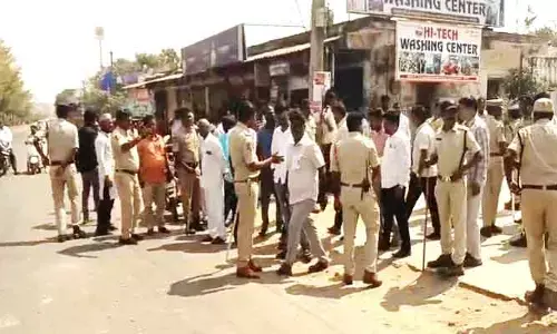 పోలింగ్ కేంద్రాల వద్ద స్వల్ప ఉద్రిక్తత