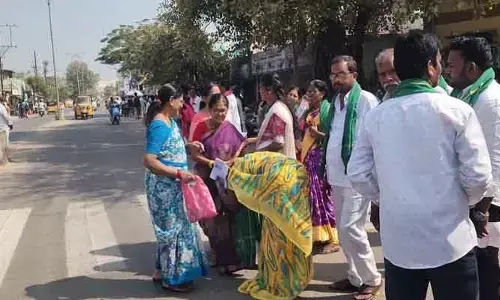 మరదలు కోసం వదిన ఆరాటం.. ఓటు వేయాలని కాళ్లు మొక్కిన వదిన