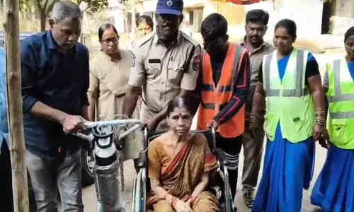 ​ప్రాణ వాయువుతో వచ్చి.. ఓటు వేసి!