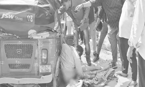 ట్రాక్ట‌ర్-ఆటో ఢీ.. ఇద్ద‌రు శివ స్వాములు మృతి