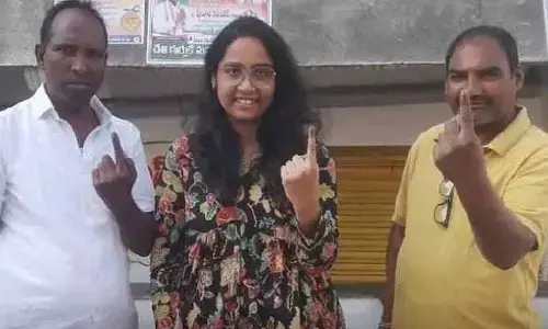 తండ్రికి ఓటు వేసేందుకు లండన్ నుంచి స్వదేశానికి..!