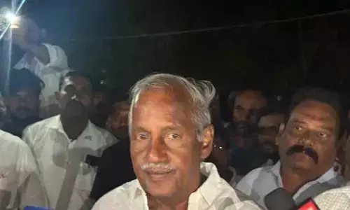 పాల్వంచలో ఉద్రిక్తత...పోలీస్ స్టేషన్ లో బైఠాయించిన కూనంనేని