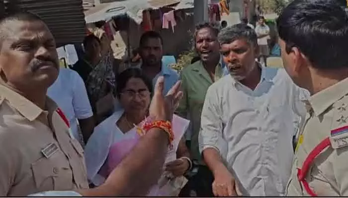 రామాయంపేటలో ఉద్రిక్తత.. రంగంలోకి పోలీసులు ! రామాయంపేటలో ఉద్రిక్తత.. రంగంలోకి పోలీసులు !