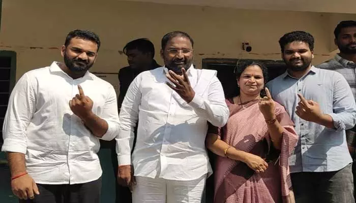 ఓటు హక్కును వినియోగించుకున్న మంత్రి వాకిటి శ్రీహరి దంపతులు ఓటు హక్కును వినియోగించుకున్న మంత్రి వాకిటి శ్రీహరి దంపతులు