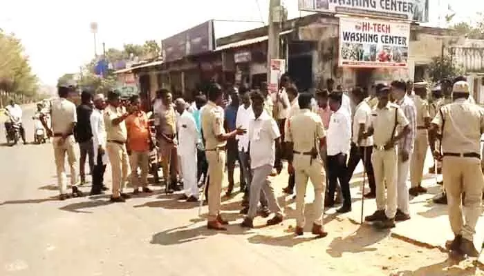 పోలింగ్ కేంద్రాల వద్ద స్వల్ప ఉద్రిక్తత పోలింగ్ కేంద్రాల వద్ద స్వల్ప ఉద్రిక్తత