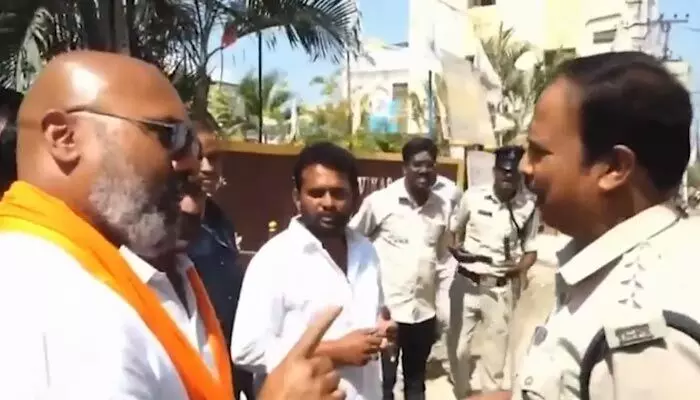 ‘మీ కానిస్టేబుల్ తప్పు చేస్తే.. మీరు చేసినట్టే’ ఏసీపీపై ఎంపీ అరవింద్ సీరియస్! ‘మీ కానిస్టేబుల్ తప్పు చేస్తే.. మీరు చేసినట్టే’ ఏసీపీపై ఎంపీ అరవింద్ సీరియస్!