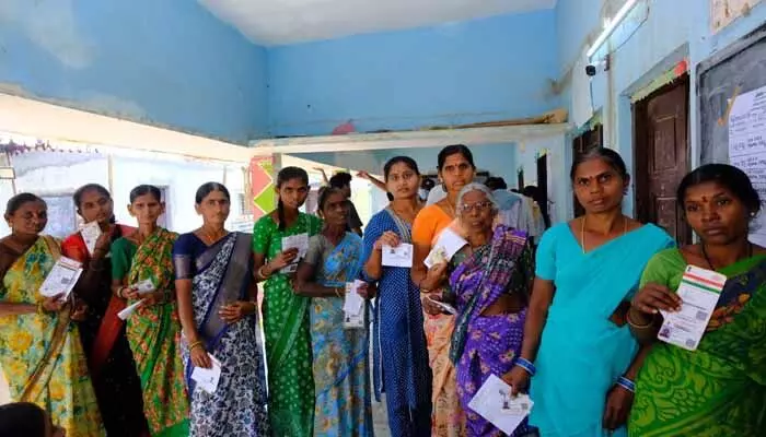 బ్యాలెట్ బాక్సుల్లో అభ్యర్థుల భవితవ్యం బ్యాలెట్ బాక్సుల్లో అభ్యర్థుల భవితవ్యం