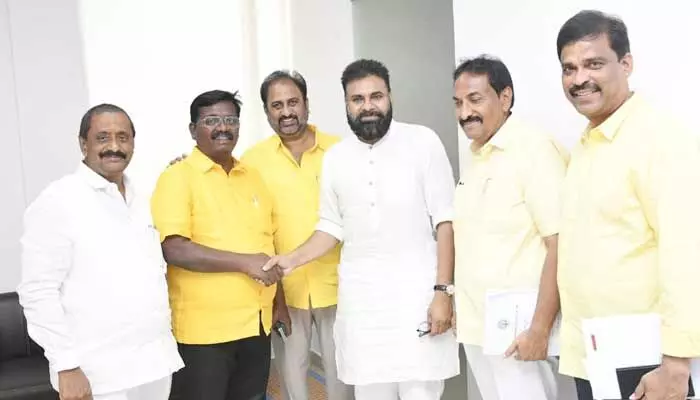 పవన్ కల్యాణ్కు కృతజ్ఞతలు చెప్పిన TDP ఎమ్మెల్యేలు.. విషయమిదే! పవన్ కల్యాణ్కు కృతజ్ఞతలు చెప్పిన TDP ఎమ్మెల్యేలు.. విషయమిదే!