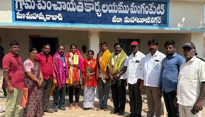 ఇండియా స్థాయిలో గోల్డ్ మెడల్ సాధించిన శ్రీజకు సన్మానం ఇండియా స్థాయిలో గోల్డ్ మెడల్ సాధించిన శ్రీజకు సన్మానం