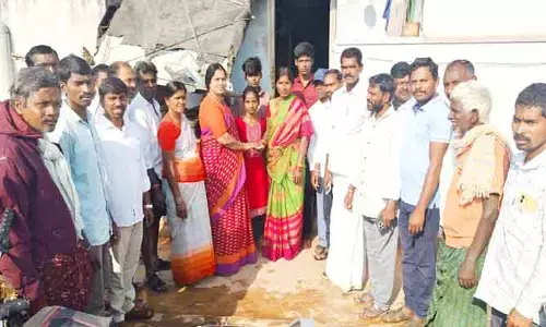 మృతుని కుటుంబానికి ఆర్థిక సహాయం