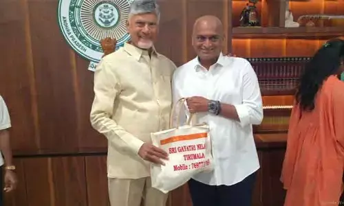 చంద్రబాబును కలిసిన బండ్ల గణేష్.. శ్రీవారి ప్రసాదం అందజేత