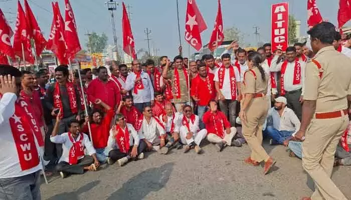 సింగరేణి లో మోగిన సమ్మె సైరన్ సింగరేణి లో మోగిన సమ్మె సైరన్