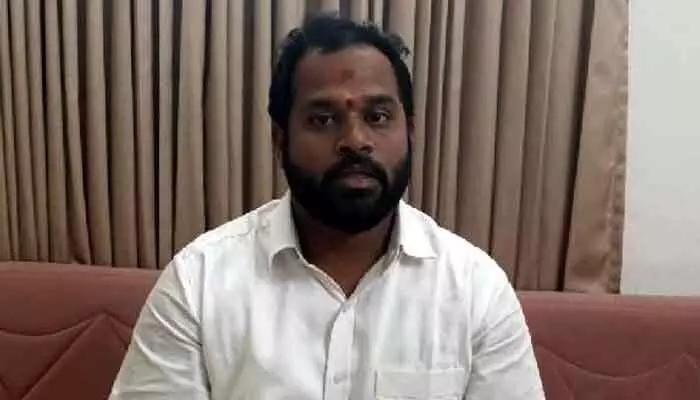 కన్నూమిన్నూ కానడంలేదు: అరవ శ్రీధర్పై జనసేన ఎమ్మెల్యేల అసహనం కన్నూమిన్నూ కానడంలేదు: అరవ శ్రీధర్పై జనసేన ఎమ్మెల్యేల అసహనం