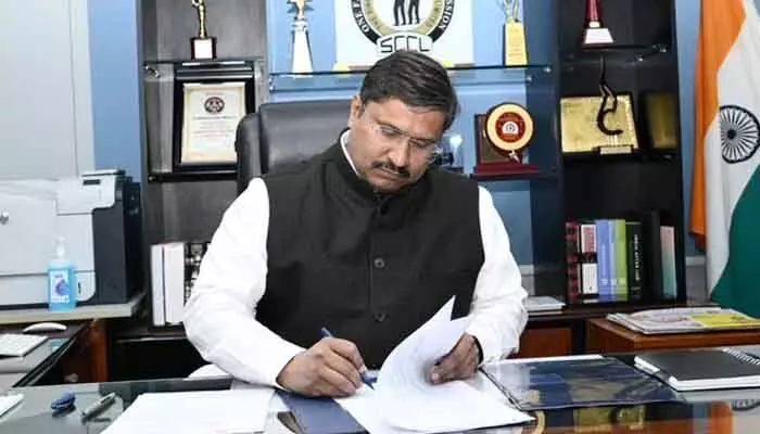 సింగరేణికి పూర్తి స్థాయి సారథి.. సీఎండీగా బాధ్యతలు చేపట్టిన జ్యోతి బుద్ధ ప్రకాశ్ సింగరేణికి పూర్తి స్థాయి సారథి.. సీఎండీగా బాధ్యతలు చేపట్టిన జ్యోతి బుద్ధ ప్రకాశ్
