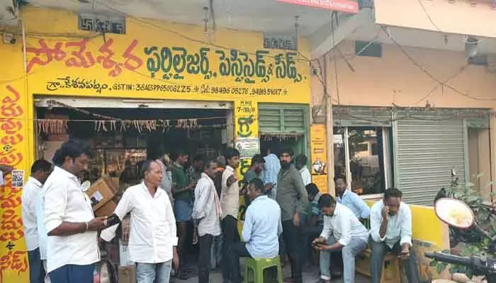 యూరియా కోసం ఉదయం నుంచి పడి గాపులు యూరియా కోసం ఉదయం నుంచి పడి గాపులు