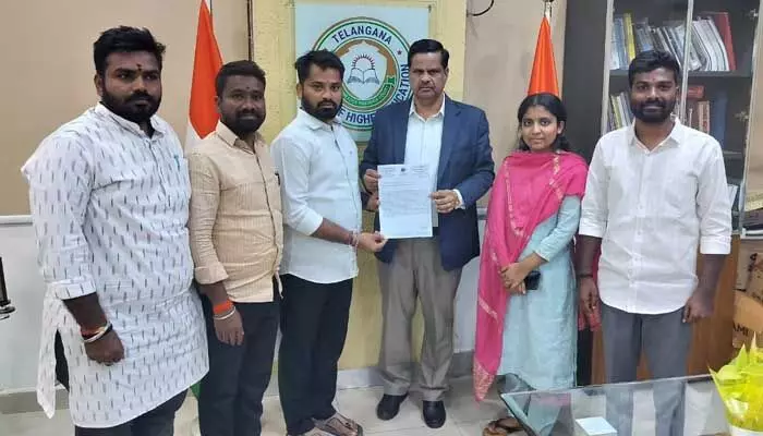 ప్రభుత్వ యూనివర్సిటీల ఫిక్స్డ్ డిపాజిట్లపై రాష్ట్ర ప్రభుత్వ కన్ను: ఏబివీపీ రాష్ట్ర కార్యదర్శి మాచెర్ల రాంబాబు ప్రభుత్వ యూనివర్సిటీల ఫిక్స్డ్ డిపాజిట్లపై రాష్ట్ర ప్రభుత్వ కన్ను: ఏబివీపీ రాష్ట్ర కార్యదర్శి మాచెర్ల రాంబాబు