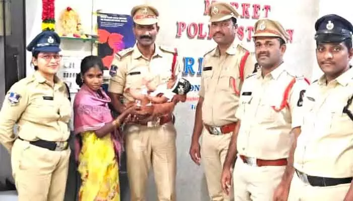 శిశువు అపహరణ కేసును ఛేదించిన మార్కెట్ పోలీసులు శిశువు అపహరణ కేసును ఛేదించిన మార్కెట్ పోలీసులు