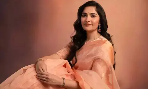 ఉల్లిపొరలాంటి శారీలో క్యూట్ స్మైల్‌తో కట్టిపడేస్తున్న రుక్మిణి వసంత్..!