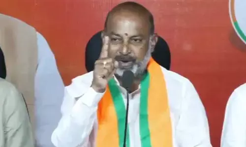 Bandi Sanjay: అదే జరిగితే మీ అందరికి రాజకీయ సమాదే.. కాంగ్రెస్, బీఆర్ఎస్ కు బండి మాస్ వార్నింగ్
