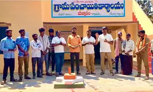 బైకు పై ప్ర‌యాణం చేసే ప్ర‌తి ఒక్క‌రూ హెల్మెంట్ ధ‌రించాలి