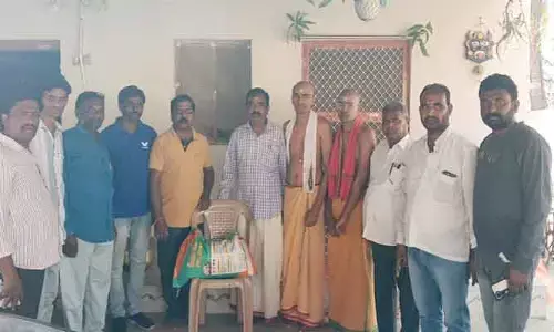 జ‌ర్న‌లిస్టు కుటుంబానికి ప్రెస్ క్ల‌బ్ స‌భ్యులు ప‌రామ‌ర్శ
