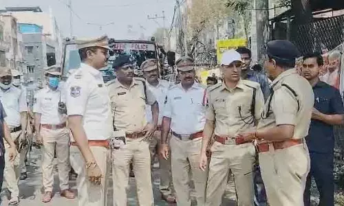 ఫుట్‌పాత్‌లపై గుడిసెలు తొలగింపు