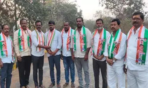 కాంగ్రెస్ పార్టీలో చేరిన బీఆర్ఎస్ కౌన్సిల‌ర్