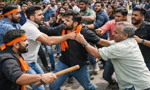 భజరంగ్ దళ్ కార్యకర్తలను తరిమి కొట్టిన సామాన్యులు