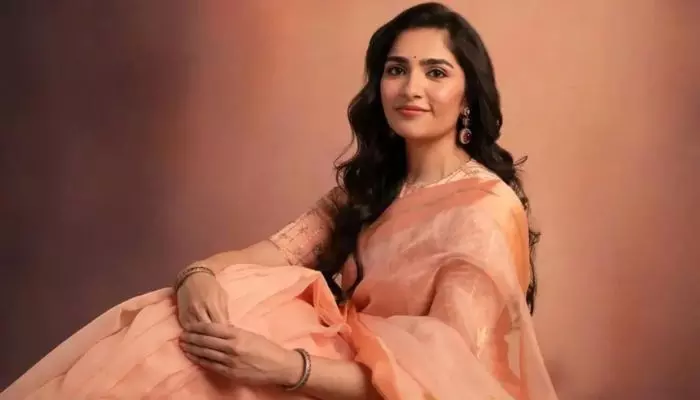 ఉల్లిపొరలాంటి శారీలో క్యూట్ స్మైల్తో కట్టిపడేస్తున్న రుక్మిణి వసంత్..! ఉల్లిపొరలాంటి శారీలో క్యూట్ స్మైల్తో కట్టిపడేస్తున్న రుక్మిణి వసంత్..!