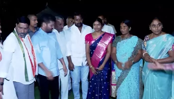 సీఎం రేవంత్ రెడ్డిని కలిసిన ఫార్వర్డ్ బ్లాక్ కౌన్సిలర్స్.. రాజకీయ మార్పులపై స్పష్టత సీఎం రేవంత్ రెడ్డిని కలిసిన ఫార్వర్డ్ బ్లాక్ కౌన్సిలర్స్.. రాజకీయ మార్పులపై స్పష్టత