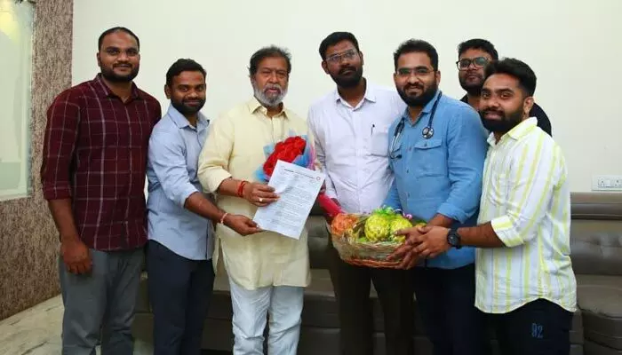 Junior doctors: జూనియర్ డాక్టర్ల పెండింగ్ స్టైఫండ్, అరియర్స్ విడుదల Junior doctors: జూనియర్ డాక్టర్ల పెండింగ్ స్టైఫండ్, అరియర్స్ విడుదల