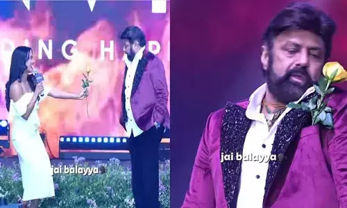 పువ్వు ఇచ్చి ప్రపోజ్ చేసిన యాంకర్.. స్టేజీ మీదే కొట్టిన బాలయ్య